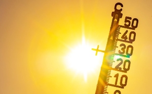 hitte (1) Thermometer met zon op de achtergrond.